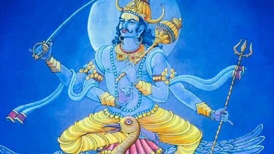 పూజ చేసేటప్పుడు కూడా మీరు శని పాదాలను మాత్రమే చూడాలి, అతని కళ్ళు కాదు అని కూడా నమ్ముతారు. కళ్లలోకి చూసినా అతని చెడ్డ కన్ను మీపై పడవచ్చు.