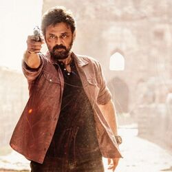<p>సీనియర్ హీరో విక్టరీ వెంకటేశ్ ప్రధాన పాత్ర పోషించిన సైంధవ్ చిత్రంపై భారీ అంచనాలు ఉన్నాయి. హిట్ సినిమాల ఫేమ్ డైరెక్టర్ శైలేశ్ కొలను.. ఈ యాక్షన్ థ్రిల్లర్ మూవీకి దర్శకత్వం వహించారు. సంక్రాంతి సందర్భంగా జనవరి 13న ప్రేక్షకుల ముందుకు సైంధవ్ రానుంది.&nbsp;</p>