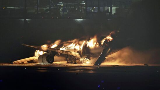 Japan plane fire: టోక్యోలోని హనెడా విమానాశ్రయంలో జపాన్ ఎయిర్ లైన్స్ జెట్ విమానం మంటలకు ఆహుతైంది. ఆగి ఉన్న కోస్ట్ గార్డ్ విమానాన్ని ఢీ కొనడం వల్లనే ఈ ప్రమాదం జరిగిందని భావిస్తున్నారు.