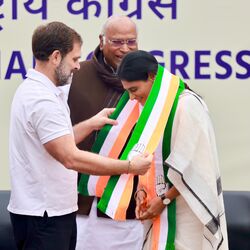 <p>కాంగ్రెస్ అగ్రనేత రాహుల్ గాంధీ సమక్షంలో కాంగ్రెస్ కండువా కప్పుకున్నారు వైఎస్ షర్మిల.</p>