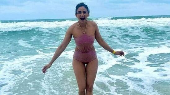 రకుల్ ఈ లుక్ సోషల్ మీడియాలో అందరి దృష్టిని ఆకర్షిస్తోంది.