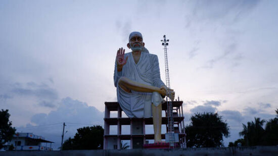 మొదటి రోజు సికింద్రాబాద్ రైల్వే స్టేషన్ (అజంతా ఎక్స్ ప్రెస్) నుంచి సాయంత్రం 06.50 నిమిషాలకు బయల్దేరుతారు. రాత్రంతా జర్నీ ఉంటుంది. రెండో రోజు ఉదయం 07.10 నిమిషాలకు నాగర్ సోల్ రైల్వేస్టేషన్ కు చేరుకుంటారు. అక్కడ్నుంచి షిర్డీకి వెళ్తారు. హెటల్ లోకి చెకిన్ అవుతారు. అనంతరం షిర్డీ ఆలయాన్ని దర్శించుకుంటారు. సాయంత్రం 4 గంటలకు హోటల్ నుంచి చెక్ అవుట్ అవుతారు. ఆ తర్వాత శని శిగ్నాపూర్ కు వెళ్తారు. అక్కడ్నుంటి నాగర్ సోల్ రైల్వే స్టేషన్ కు బయల్దేరుతారు. రాత్రి 08 .30 గంటలకు జర్నీ స్టార్ట్ అవుతుంది. రాత్రంతా జర్నీలో ఉంటారు.
