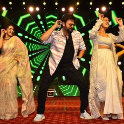 <p>సైంధ‌వ్ ప్రీ రిలీజ్ ఈవెంట్‌లో హీరోయిన్లు శ్ర‌ద్ధా శ్రీనాథ్‌, రుహాణిశ‌ర్మ‌ల‌తో క‌లిసి స్టేజ్‌పై వెంక‌టేష్ డ్యాన్స్ చేశారు. నైజాం బాబులు నాటు బాంబులు అనే పాట‌కు స్టెప్పులు వేసి అభిమానుల‌ను అల‌రించారు వెంక‌టేష్‌.</p>