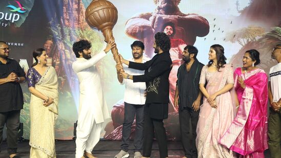 Hanuman pre release event: హనుమాన్ మూవీకి చీఫ్ గెస్ట్ గా వచ్చిన మెగాస్టార్ చిరంజీవి.. ఈ సినిమాకు తాను టైటిల్ పెట్టడం చాలా ఆనందంగా ఉందని అన్నాడు. ఈ సినిమా పెద్ద హిట్ అవుతుందని అతడు స్పష్టం చేశాడు.