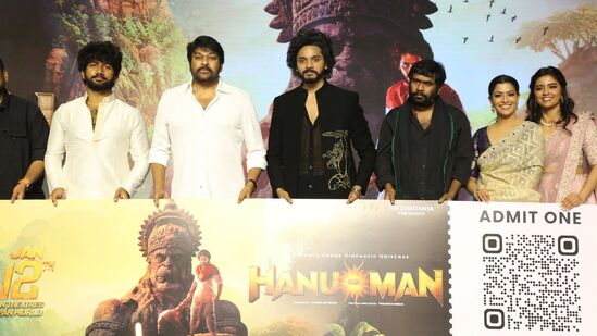 Hanuman pre release event: హనుమాన్ ప్రీరిలీజ్ ఈవెంట్ సందర్భంగా మూవీ స్పెషల్ టికెట్ ను కూడా ఆవిష్కరించారు. ఈ ఈవెంట్లో డైరెక్టర్ ప్రశాంత్ వర్మ, హీరో తేజ సజ్జ, ఫిమేల్ లీడ్ అమృత అయ్యర్, వరలక్ష్మి శరత్‌కుమార్, ఇతర మూవీ టీమ్ పాల్గొన్నారు.