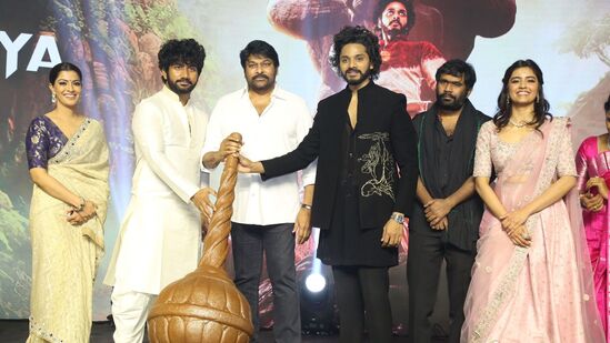 Hanuman pre release event: చిరంజీవి సర్ తమ హనుమాన్ సినిమాకు ఓ హనుమంతుడిలా వచ్చి మద్దతిచ్చారని డైరెక్టర్ ప్రశాంత్ వర్మ అన్నాడు. హనుమాన్ ఓ సోషియో ఫ్యాంటసీ సినిమా అని తెలిపాడు.