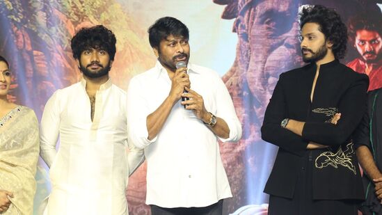 Hanuman pre release event: కంటెంట్ బాగుండాలేగానీ సంక్రాంతికి ఎన్ని సినిమాలు వచ్చినా ప్రేక్షకులు ఆదరిస్తారని చిరంజీవి అన్నాడు. గుంటూరు కారం రిలీజ్ అవుతున్న జనవరి 12నే హనుమాన్ కూడా థియేటర్లలోకి వస్తోంది.