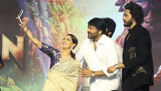 Hanuman pre release event: చిరంజీవికి తాను ఏకలవ్య శిష్యుడిని అని హీరో తేజ సజ్జ అన్నాడు. చిరుని, అతని సినిమాలను చూస్తూ పెరిగానని.. అతనితో కలిసి నాలుగు సినిమాలు చేయడం ఆనందంగా ఉందని చెప్పాడు.