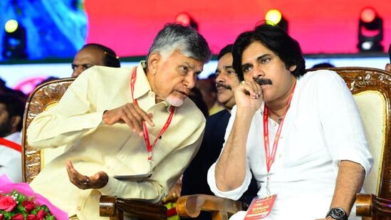 యువగళం పాదయాత్ర సభలో టీడీపీ అధినేత చంద్రబాబుతో పవన్ కళ్యాణ్ మాటామంతీ