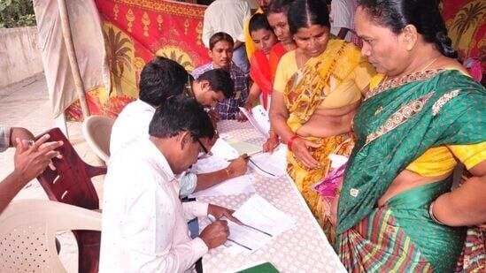 దరఖాస్తుల స్వీకరణ ప్రక్రియ పూర్తి కావటంతో… డేటాను ఎంట్రీ చేస్తోంది ప్రభుత్వం. ఇందుకోసం ప్రత్యేకంగా పోర్టల్ ను తీసుకువచ్చింది. పూర్తి వివరాలను ఇందులో నిక్షిప్తం చేయనుంది.&nbsp;