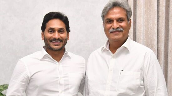 ఇటీవల టీడీపీకి రాజీనామా చేసిన విజయవాడ ఎంపీ కేశినేని నాని వైసీపీలో చేరనున్నారు. ఈ మేరకు కేశినేని నాని సీఎం జగన్ తో భేటీ అయ్యారు.&nbsp;