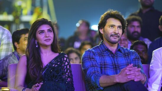 గుంటూరు కారం సెట్స్‌లో మ‌హేష్‌బాబును చూస్తూ చాలా సార్లు &nbsp;డైలాగ్స్ మ‌ర్చిపోయాన‌ని శ్రీలీల అన్న‌ది