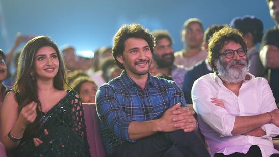 ఒక సినిమాకు వంద శాతం ప‌నిచేయ‌మంటే రెండు వంద‌ల శాతం ప‌నిచేసే హీరో మ‌హేష్ బాబు అని ప్రీ రిలీజ్ ఈవెంట్‌లో త్రివిక్ర‌మ్ అన్నాడు.&nbsp;