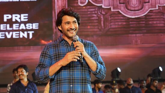 నాన్న‌కు నాకు సంక్రాంతి బాగా క‌లిసివ‌చ్చింద‌ని మ‌హేష్ అన్నాడు. సంక్రాంతికి రిలీజైన మా సినిమాల‌న్నీ బ్లాక్‌బ‌స్ట‌ర్స్ గా నిలిచాయ‌ని మ‌హేష్‌ &nbsp; తెలిపాడు. గుంటూరుకారంతో ఈ సారి గ‌ట్టిగా కొడ‌తామ‌ని చెప్పాడు.&nbsp;