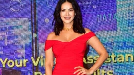 Sunny Leone Red Hot Look: ఈ రెడ్ డ్రెస్ లో సన్నీ అందం చూసి ఫ్యాన్స్ ఫిదా అవుతున్నారు.