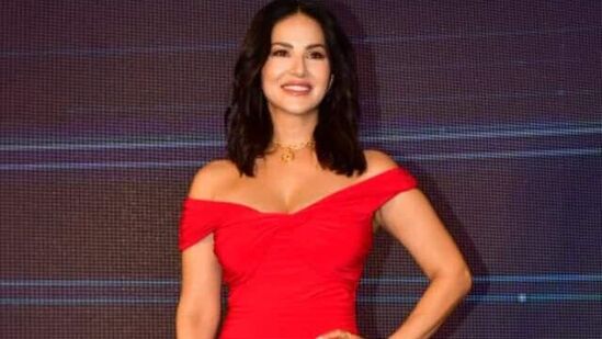 Sunny Leone Red Hot Look: ఈ రెడ్ కలర్ వన్ పీస్ బాడీకాన్ డ్రెస్ లో చిరునవ్వులు చిందిస్తూ సన్నీ సెగలు రేపింది.