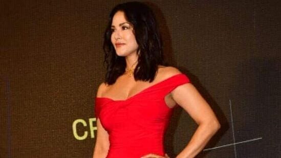 Sunny Leone Red Hot Look: ఈ రెడ్ డ్రెస్ పైకి పెద్దగా యాక్సెసరీస్ ఏమీ లేకుండా సింపుల్ గా కనిపించింది.