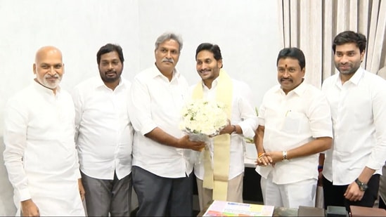 త్వరలో టీడీపీకి రాజీనామా చేస్తున్నట్లు కేశినేని నాని ప్రకటించారు. సీఎం జగన్ తో కలిసి ప్రయాణిస్తానన్నారు.&nbsp;