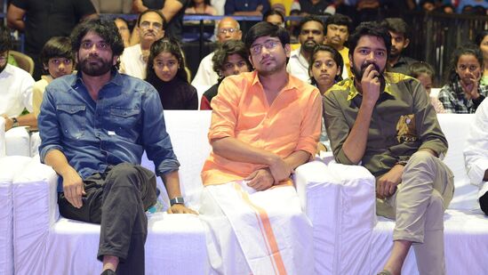 నా సామిరంగ సినిమాలో అల్ల‌రి న‌రేష్, రాజ్ త‌రుణ్ కీల‌క పాత్ర‌లు పోషిస్తున్నారు. &nbsp;మ‌ల‌యాళంలో విజ‌య‌వంత‌మైన పురింజు మ‌రియం జోస్ ఆధారంగా నా సామిరంగ మూవీ తెర‌కెక్కుతోంది.