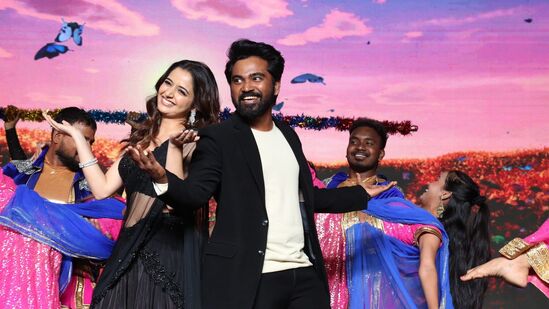 నాగార్జున ఇప్ప‌టివ‌ర‌కు ఇండ‌స్ట్రీకి 24 మంది కొత్త ద‌ర్శ‌కుల‌ను ప‌రిచ‌యం చేశాడు. విజ‌య్ బిన్నీ ఇర‌వై ఐదో ద‌ర్శ‌కుడు కావ‌డం గ‌మ‌నార్హం.&nbsp;