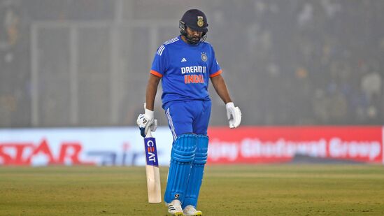 Rohit Sharma Worst Record: గతంలో ఇండియా కెప్టెన్లుగా ఉన్న సమయంలో ధోనీ, కోహ్లి, హార్దిక్ పాండ్యా కలిపి టీ20 క్రికెట్ లో నాలుగుసార్లు డకౌటైతే.. రోహిత్ మాత్రం ఆ ముగ్గురినీ మించి ఐదుసార్లు డకౌటయ్యాడు.