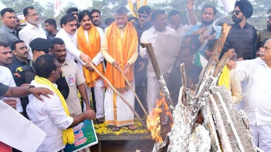 తెలుగుదేశం &nbsp;జనసేన పార్టీ ఆధ్వర్యంలో ‘తెలుగు జాతికి స్వర్ణయుగం-సంక్రాంతి సంకల్పం’ పేరుతో బోగీ వేడుకలను నిర్వహించారు.&nbsp;