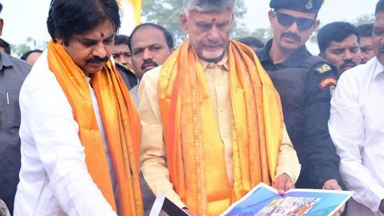 ఈ కార్యక్రమంలో టీడీపీ అధినేత చంద్రబాబు, జనసేన అధినేత పవన్ కల్యాణ్ పాల్గొన్నారు. ప్రభుత్వం తీసుకున్న పలు నిర్ణయాలను ఫ్లకార్డుల రూపంలో ప్రదర్శిస్తూ… వాటిని భోగి మంటల్లో వేసి కాల్చారు.
