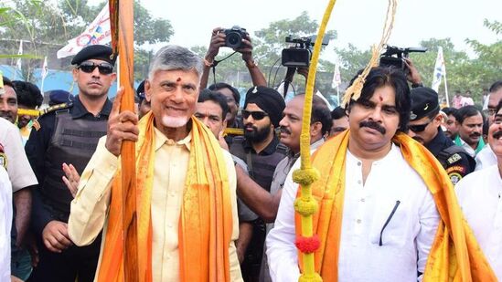 రైతు నాగలితో టీడీపీ అధినేత చంద్రబాబు