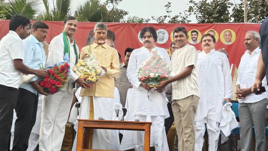 భోగి వేడుకల సందర్భంగా ఏర్పాటు చేసిన వేదికపై చంద్రబాబు, పవన్ కల్యాణ్ ప్రసంగించారు. చంద్రబాబు మాట్లాడుతూ…. ప్రపంచవ్యాప్తంగా ఉన్న తెలుగు వారందరికీ సంక్రాంతి శుభాకాంక్షలు తెలిపారు.&nbsp;బిడ్డల యొక్క బంగారు భవిష్యత్తు కోసం అడుగులు వేసేందుకు ఇది సరైన సమయమన్నారు. &nbsp;5 ఏళ్ల రాతి యుగానికి ముగింపు పలుకుతూ... స్వర్ణయుగానికి&nbsp;నాంది పలికేలా ప్రజలంతా సంక్రాంతి సంకల్పం తీసుకోవాలని పిలుపునిచ్చారు.&nbsp;