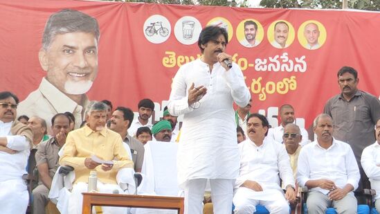 టీడీపీ- జనసేన కలిసి సుస్థిరమైన ప్రభుత్వం ఏర్పాటు చేస్తుందన్నారు పవన్.. ప్రభుత్వం వచ్చాక అమరావతిని బంగారు రాజధానిగా నిర్మించుకుందామని పేర్కొన్నారు. జై అమరావతి, జై ఆంధ్రా అనే నినాదంతో ముందుకెళ్తామని ప్రకటించారు.