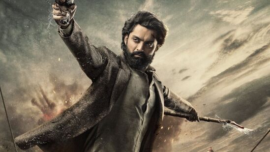 డెవిల్ చిత్రంలో మాళవిక నాయర్, ఎడ్వర్డ్ సొనెన్‍బ్లిక్, ఎల్నాజ్ నొరౌజీ కీరోల్స్ చేశారు. హర్షవర్ధన్ రామేశ్వర్ ఈ మూవీకి మ్యూజిక్ డైరెక్టర్‌గా వ్యవహరించారు.&nbsp;