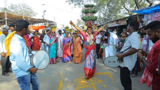 ఉత్తర తెలంగాణ ప్రజలు &nbsp;కొంగు బంగారంగా కొలిచే &nbsp;ఐనవోలు మల్లికార్జున స్వామిని భక్తులు దర్శించుకునేందుకు జిల్లా అధికార యంత్రాంగం అన్ని ఏర్పాట్లను పూర్తి చేసింది. భక్తులకు ఎలాంటి ఇబ్బందులు లేకుండా స్వామివారిని దర్శించుకునేందుకు &nbsp;సౌకర్యాలను అధికారులు కల్పించారు.