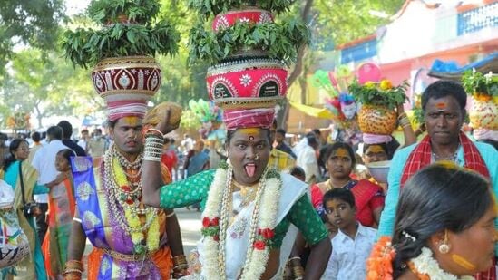 ఐలోని మల్లన్న బ్రహ్మోత్సవాల నేపథ్యంలో స్వామివారికి మొక్కులు చెల్లించుకునేందుకు ఉమ్మడి వరంగల్ జిల్లాతో పాటు &nbsp;రాష్ట్రం నలుమూలల నుంచి &nbsp;భక్తులు ఆలయానికి వేలాదిమంది తరలివచ్చారు. ఉత్సవాల నేపథ్యంలో &nbsp;స్వామివారిని ప్రత్యేకంగా అలంకరించారు. ఉదయం నుండే &nbsp;పూజా కార్యక్రమాలు మొదలయ్యాయి. ఆలయాన్ని విద్యుత్ దీపాల తో అలంకరించడంతో &nbsp;దేదీప్యమానంగా వెలుగులీనుతోంది.