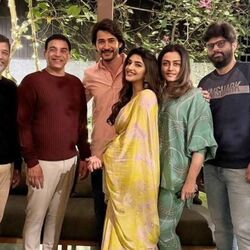 <p>సూపర్ స్టార్ మహేశ్ బాబు, శ్రీలీల హీరోహీరోయిన్లుగా నటించిన గుంటూరు కారం సినిమా సంక్రాంతి సందర్భంగా జనవరి 12వ తేదీన థియేటర్లలో రిలీజ్ అయింది. ఈ మాస్ యాక్షన్ ఎంటర్‌టైనింగ్ మూవీకి త్రివిక్రమ్ శ్రీనివాస్ దర్శకత్వం వహించారు. ఈ చిత్రానికి భారీ కలెక్షన్లు వస్తున్న తరుణంలో బ్లాక్‍బాస్టర్ సెలెబ్రేషన్లను నేడు (జనవరి 15) మూవీ టీమ్ చేసుకుంది.&nbsp;</p>
