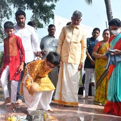 <p>నారా భువనేశ్వరి, మనువడు దేవాన్షు, నందమూరి బాలకృష్ణ సతీమణి వసుంధర, నందమూరి రామకృష్ణ, లోకేశ్వరి ఇతర కుటుంబసభ్యులు శుక్రవారమే నారావారిపల్లె గ్రామానికి చేరుకున్నారు.&nbsp;</p>