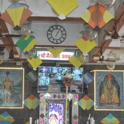 <p>మకర సంక్రాంతి సందర్భంగా పూణేలోని పురాతన గ్రామ దేవత శ్రీ కాలభైరవనాథ దేవాలయాన్ని వివిధ రంగులు, వివిధ పరిమాణాలలో ఉన్న గాలిపటాలతో అందంగా &nbsp;అలంకరించారు.</p>