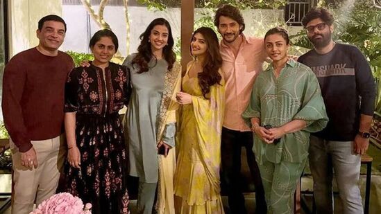 హీరో మహేశ్ బాబు, హీరోయిన్లు శ్రీలీల, మీనాక్షి చౌదరి, నిర్మాతలు దిల్‍రాజు, నాగవంశీ కలిసి గుంటూరు కారం సక్సెస్‍ను సెలెబ్రేట్ చేసుకున్నారు. మహేశ్ ఇంట్లోనే ఈ సెలెబ్రేషన్స్ జరిగాయి. మహేశ్ భార్య నమ్రతా శిరోద్కర్ కూడా ఉన్నారు.&nbsp;
