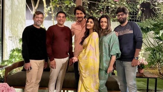 సూపర్ స్టార్ మహేశ్ బాబు, శ్రీలీల హీరోహీరోయిన్లుగా నటించిన గుంటూరు కారం సినిమా సంక్రాంతి సందర్భంగా జనవరి 12వ తేదీన థియేటర్లలో రిలీజ్ అయింది. ఈ మాస్ యాక్షన్ ఎంటర్‌టైనింగ్ మూవీకి త్రివిక్రమ్ శ్రీనివాస్ దర్శకత్వం వహించారు. ఈ చిత్రానికి భారీ కలెక్షన్లు వస్తున్న తరుణంలో బ్లాక్‍బాస్టర్ సెలెబ్రేషన్లను నేడు (జనవరి 15) మూవీ టీమ్ చేసుకుంది.&nbsp;