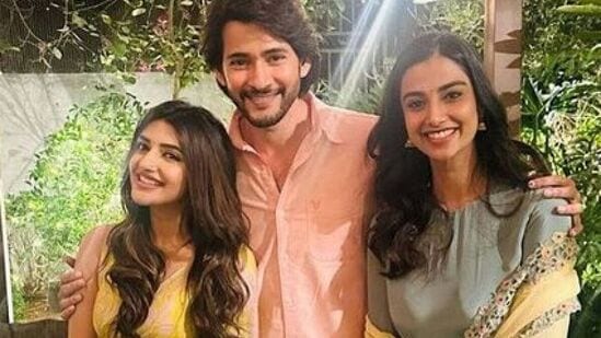 ఈ ఫొటోలను మహేశ్ బాబు.. సోషల్ మీడియాలో పోస్ట్ చేశారు. బ్లాక్‍బాస్టర్ సెలెబ్రేషన్స్ అని క్యాప్షన్ రాశారు. నేడు సంక్రాంతి కావడంతో విషెస్ తెలిపారు.&nbsp;