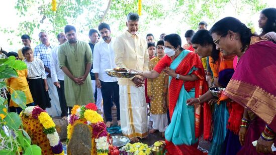 గ్రామ దేవతలు గంగమ్మ, నాగాలమ్మలకు నారా, నందమూరి కుటుంబ సభ్యులు పూజలు చేశారు. అనంతరం తల్లి దండ్రుల సమాధి వద్ద చంద్రబాబు నాయుడు నివాళులు అర్పించారు.&nbsp;