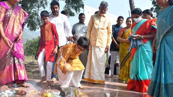 నారా భువనేశ్వరి, మనువడు దేవాన్షు, నందమూరి బాలకృష్ణ సతీమణి వసుంధర, నందమూరి రామకృష్ణ, లోకేశ్వరి ఇతర కుటుంబసభ్యులు శుక్రవారమే నారావారిపల్లె గ్రామానికి చేరుకున్నారు.&nbsp;