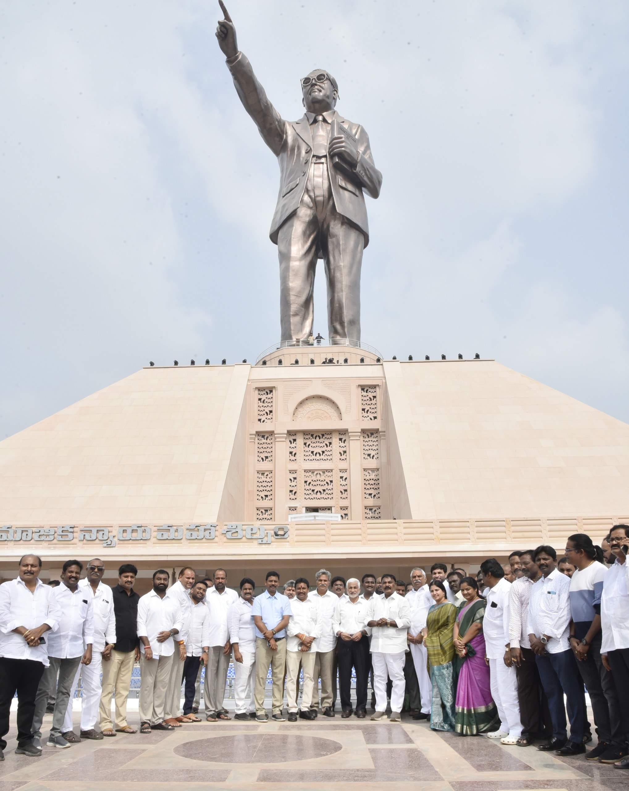 అంబేడ్కర్ విగ్రహం ఎదుట ప్రజా ప్రతనిధులు