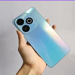 <p>Infinix Smart 8 స్మార్ట్ ఫోన్ లో &nbsp;90Hz రిఫ్రెష్ రేట్ తో 6.6-అంగుళాల HD+ పంచ్-హోల్ డిస్‌ప్లే ఉంటుంది. ఇది మెరిసే ప్లాస్టిక్ బ్యాక్‌ తో మరింత ప్రీమియం లుక్ ను కలిగి ఉంది.</p>