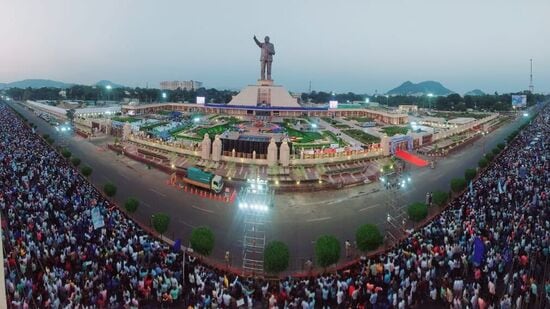 విగ్రహావిష్కరణ కార్యక్రమానికి భారీగా ప్రజలు హాజరయ్యారు.