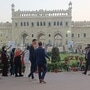 <p>Bara Imambara, Lucknow: ఉత్తరప్రదేశ్‌లోని లక్నోలో ఉన్న బారా ఇమాంబర, 18వ శతాబ్దంలో నవాబ్ అసఫ్-ఉద్-దౌలా నిర్మించిన అద్భుతమైన నిర్మాణం. ఇది భుల్ భులయ్యా అని పిలువబడే దాని ప్రత్యేకమైన చిట్టడవికి, ఆకట్టుకునే సెంట్రల్ హాల్‌కు ప్రసిద్ధి చెందింది,</p>