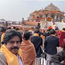 <p>అయోధ్య రామమందిర ప్రారంభోత్సవానికి టాలీవుడ్ పవర్ స్టార్ పవన్ కల్యాణ్ హాజరయ్యారు. నేడు (జనవరి 22) జరిగిన బాలరాముడి ప్రాణప్రతిష్ఠ అపూర్వ ఘట్టంలో భాగమయ్యారు. రామమందిరం ముందు సెల్ఫీ దిగిన ఫొటోను ఆయన సోషల్ మీడియాలో పోస్ట్ చేశారు. &nbsp;</p>