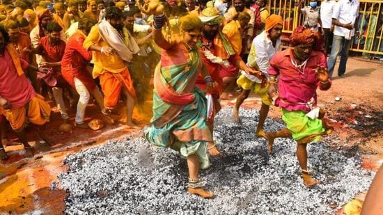 మొక్కు తీర్చుకోవడానికి సోమవారం పొద్దున్నే అగ్నిగుండాల పైన నడుస్తున్న భక్తులు&nbsp;