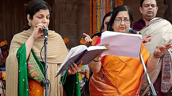 ఈ వేడుకలో సింగర్ అనురాధ పౌడ్వాల్ పాట పాడారు. తనకు సంతోషంతో మాటలు రావడం లేదని అన్నారు.