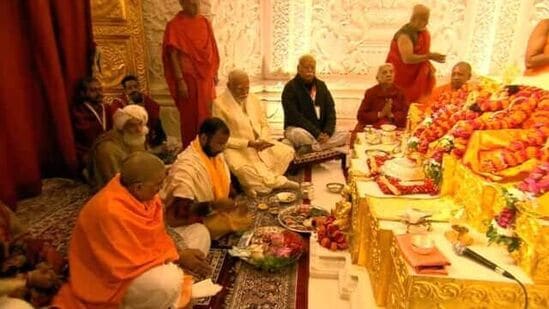 గర్భగుడిలో ప్రధాన అతిథిగా &nbsp;ప్రధాని మోదీ ప్రార్థనలు చేయగా, ఆ తరువాత ప్రాణప్రతిష్ఠ నిర్వహించారు, దీనికి ఆరెస్సెస్ చీఫ్ మోహన్ భగవత్ కూడా హాజరయ్యారు.