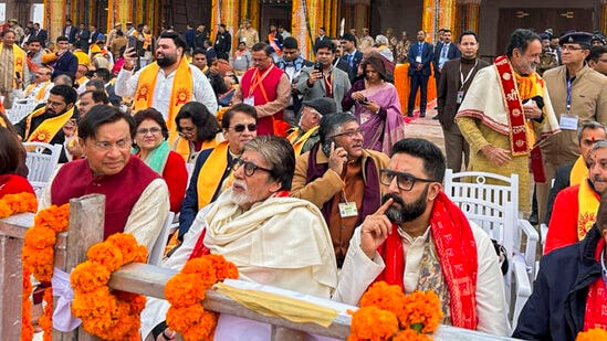 శ్రీ రామజన్మభూమి ఆలయం ప్రారంభోత్సవానికి బాలీవుడ్ దిగ్గజ నటుడు అమితాబ్ బచ్చన్, అభిషేక్ బచ్చన్ హాజరయ్యారు.&nbsp;